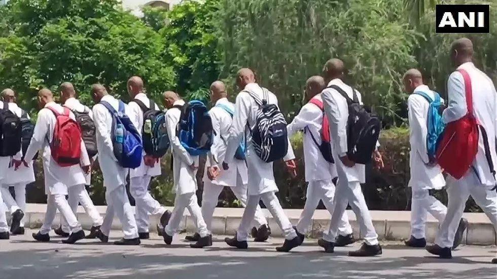 印度校园霸凌多可怕?150名医科学生被迫剃光头!