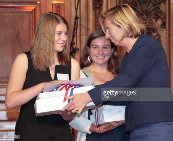 2014年,艾斯黛尔在领取地理学科一等奖 2014年,艾斯黛尔在领取地理学科一等奖