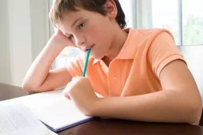 电子产品损害的不止是孩子的视力!美国儿科学会教你量身定做“限看令”