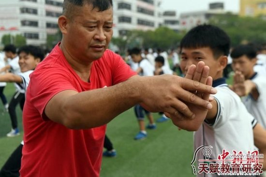 图为罗夏纠正学生练习十八路荘动作。　蒋雪林 摄